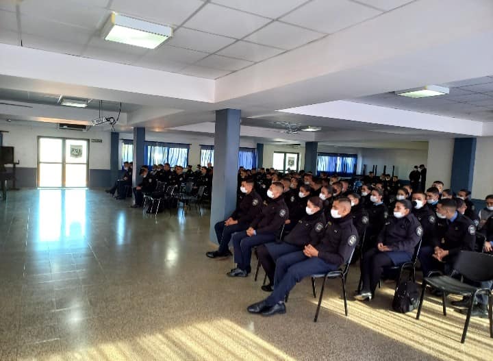 Personal de la policía de Misiones presenciando el curso sobre prevención con el equipo de Juego Responsable